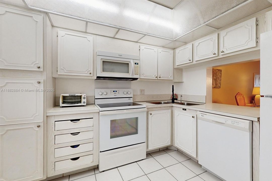 For Sale: $349,000 (2 beds, 2 baths, 1000 Square Feet)