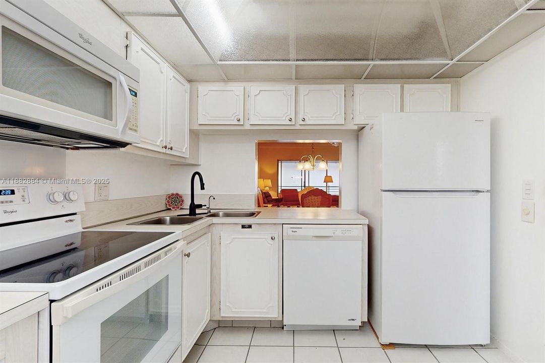 For Sale: $349,000 (2 beds, 2 baths, 1000 Square Feet)