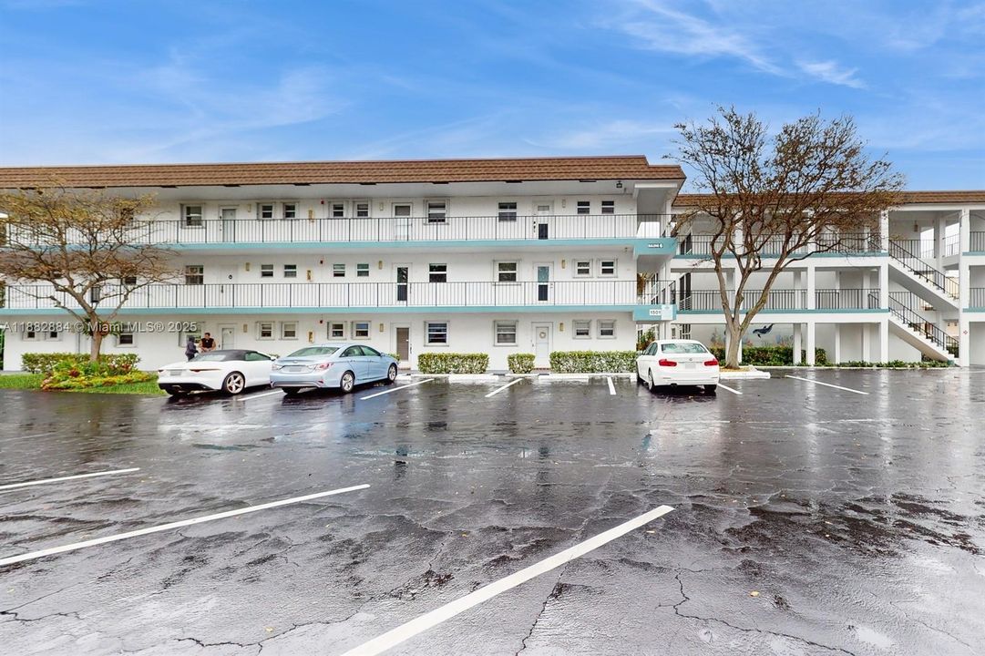 For Sale: $349,000 (2 beds, 2 baths, 1000 Square Feet)