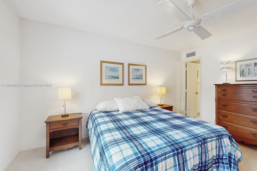 For Sale: $349,000 (2 beds, 2 baths, 1000 Square Feet)