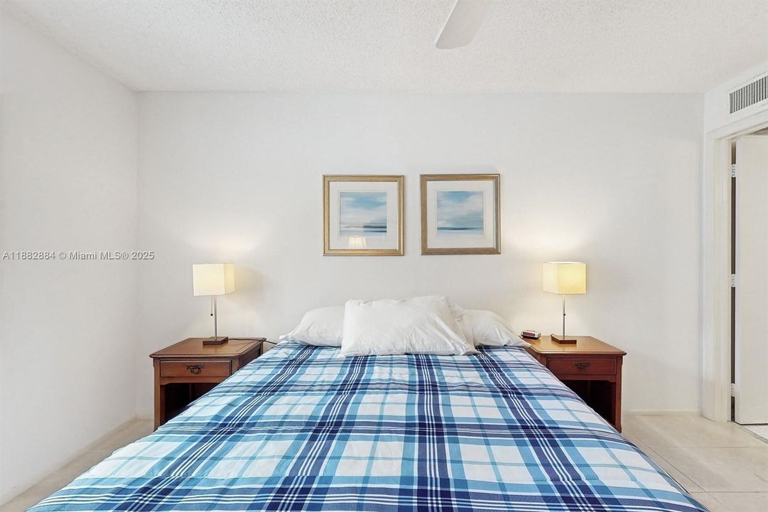 For Sale: $349,000 (2 beds, 2 baths, 1000 Square Feet)