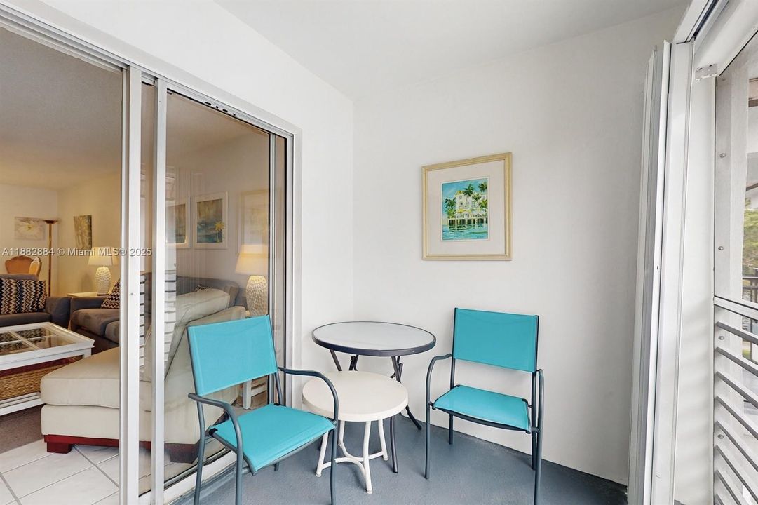 For Sale: $349,000 (2 beds, 2 baths, 1000 Square Feet)