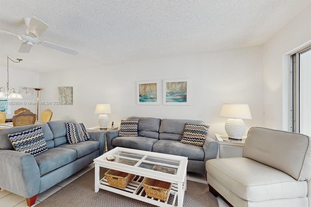 For Sale: $349,000 (2 beds, 2 baths, 1000 Square Feet)