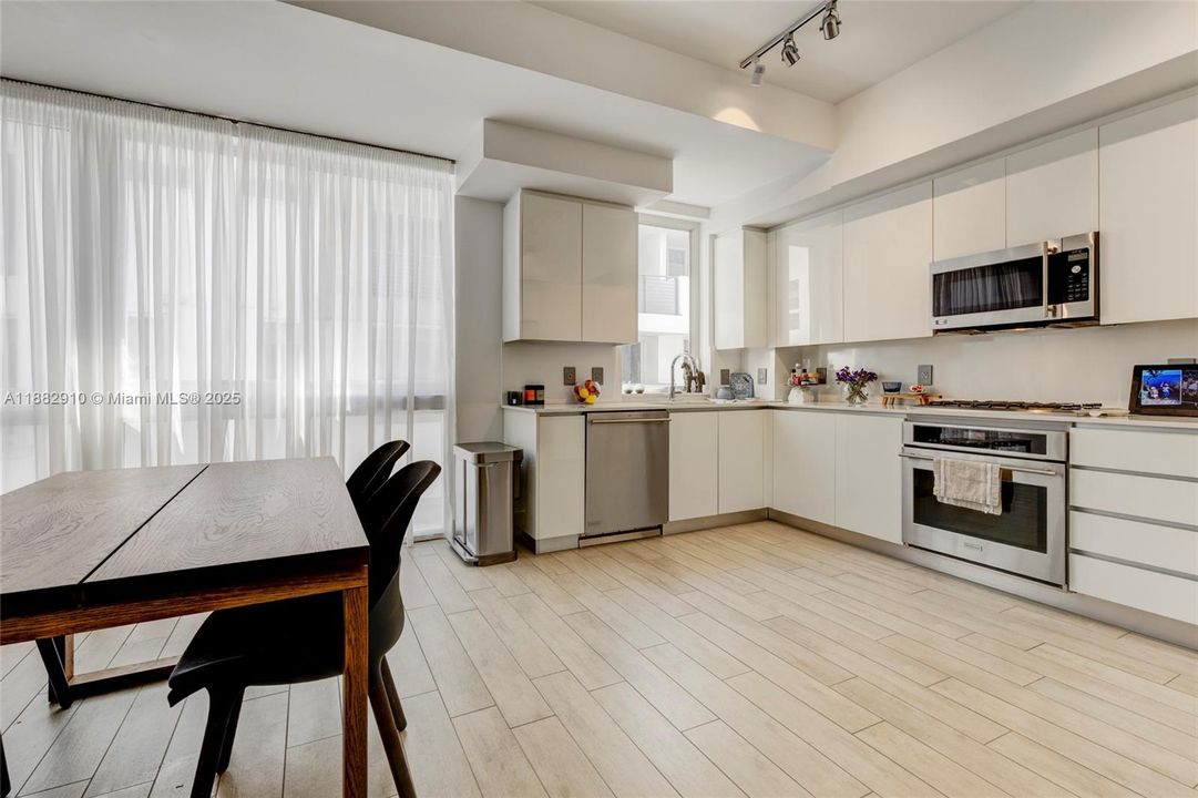 En Venta: $1,495,000 (4 camas, 4 baños, 2504 Pies cuadrados)