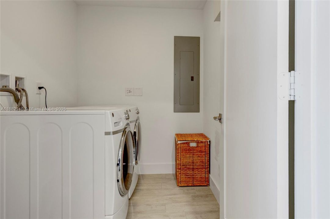 En Venta: $1,495,000 (4 camas, 4 baños, 2504 Pies cuadrados)