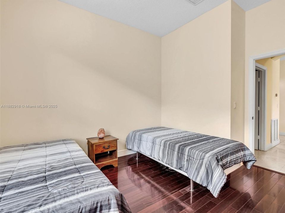 For Sale: $960,000 (4 beds, 3 baths, 2490 Square Feet)