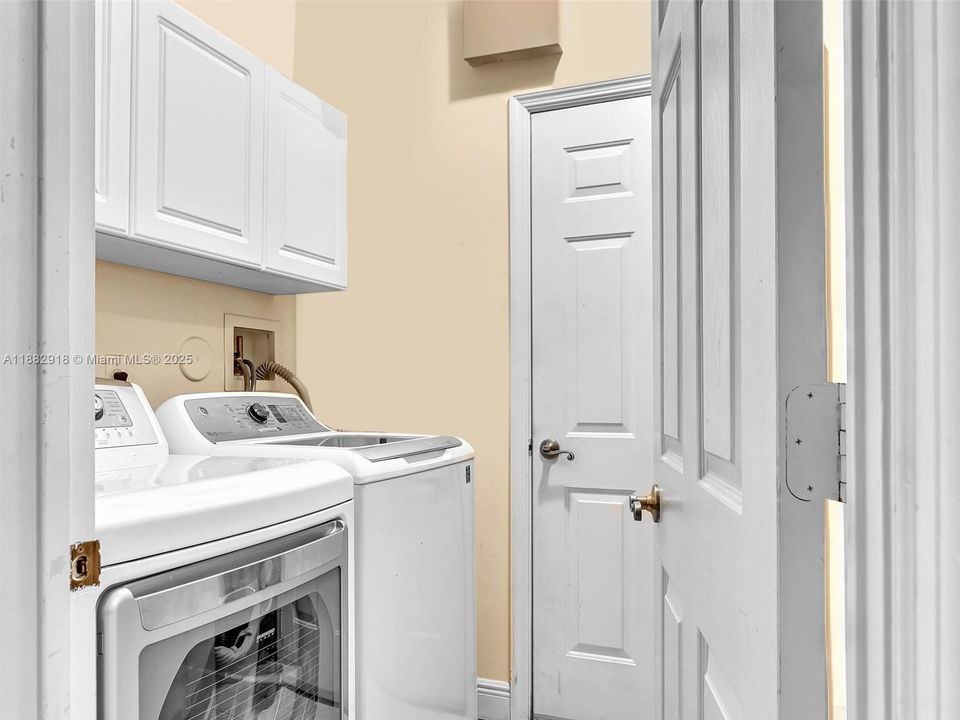 For Sale: $960,000 (4 beds, 3 baths, 2490 Square Feet)