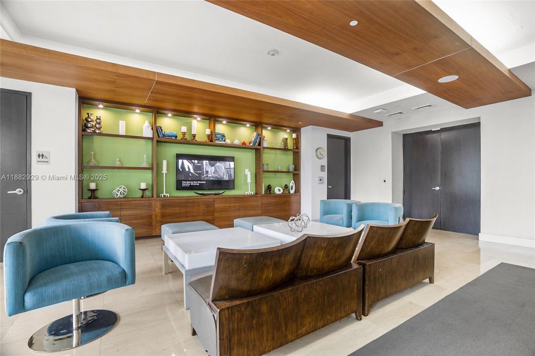 Active With Contract: $1,100,000 (3 beds, 3 baths, 1494 Square Feet)