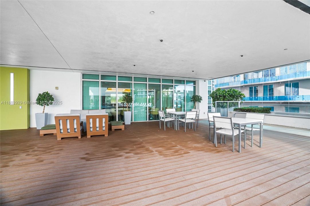 Active With Contract: $1,100,000 (3 beds, 3 baths, 1494 Square Feet)