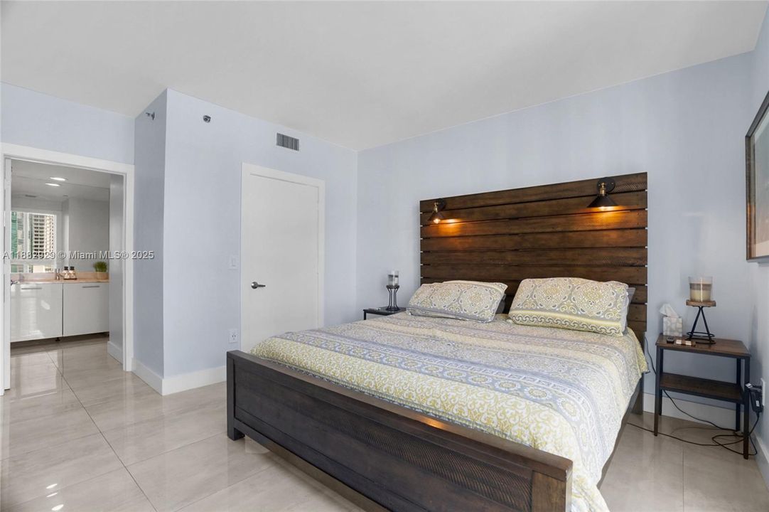 Active With Contract: $1,100,000 (3 beds, 3 baths, 1494 Square Feet)