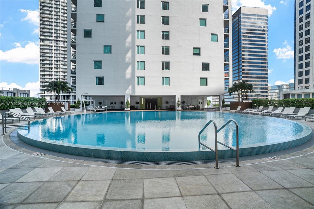 Active With Contract: $1,100,000 (3 beds, 3 baths, 1494 Square Feet)