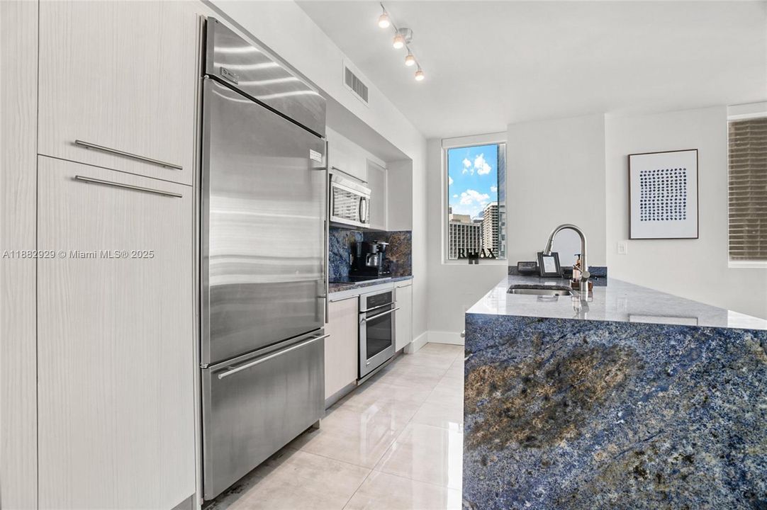 Active With Contract: $1,100,000 (3 beds, 3 baths, 1494 Square Feet)