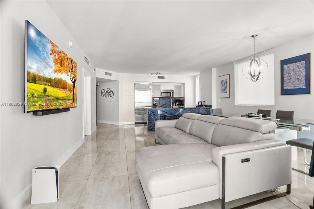 Active With Contract: $1,100,000 (3 beds, 3 baths, 1494 Square Feet)