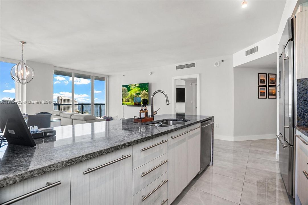 Active With Contract: $1,100,000 (3 beds, 3 baths, 1494 Square Feet)