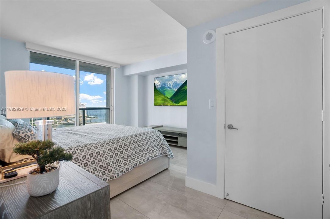 Active With Contract: $1,100,000 (3 beds, 3 baths, 1494 Square Feet)