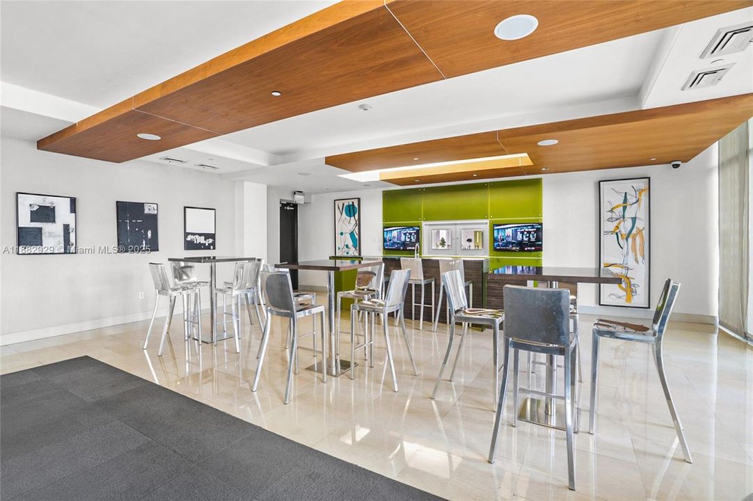 Active With Contract: $1,100,000 (3 beds, 3 baths, 1494 Square Feet)