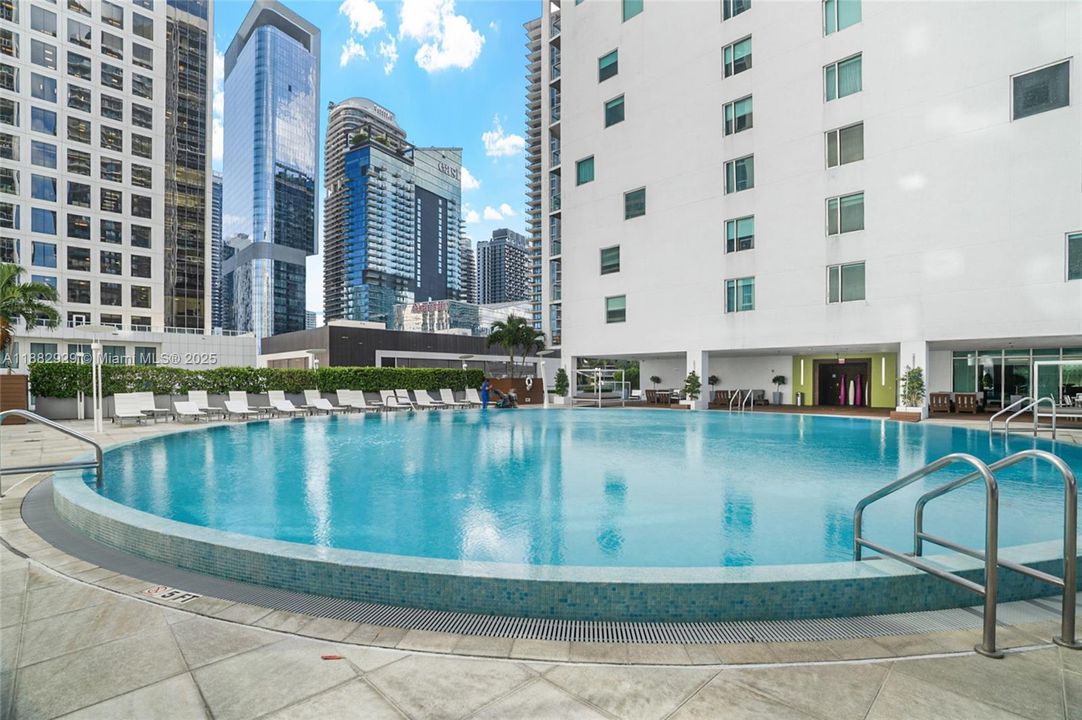 Active With Contract: $1,100,000 (3 beds, 3 baths, 1494 Square Feet)