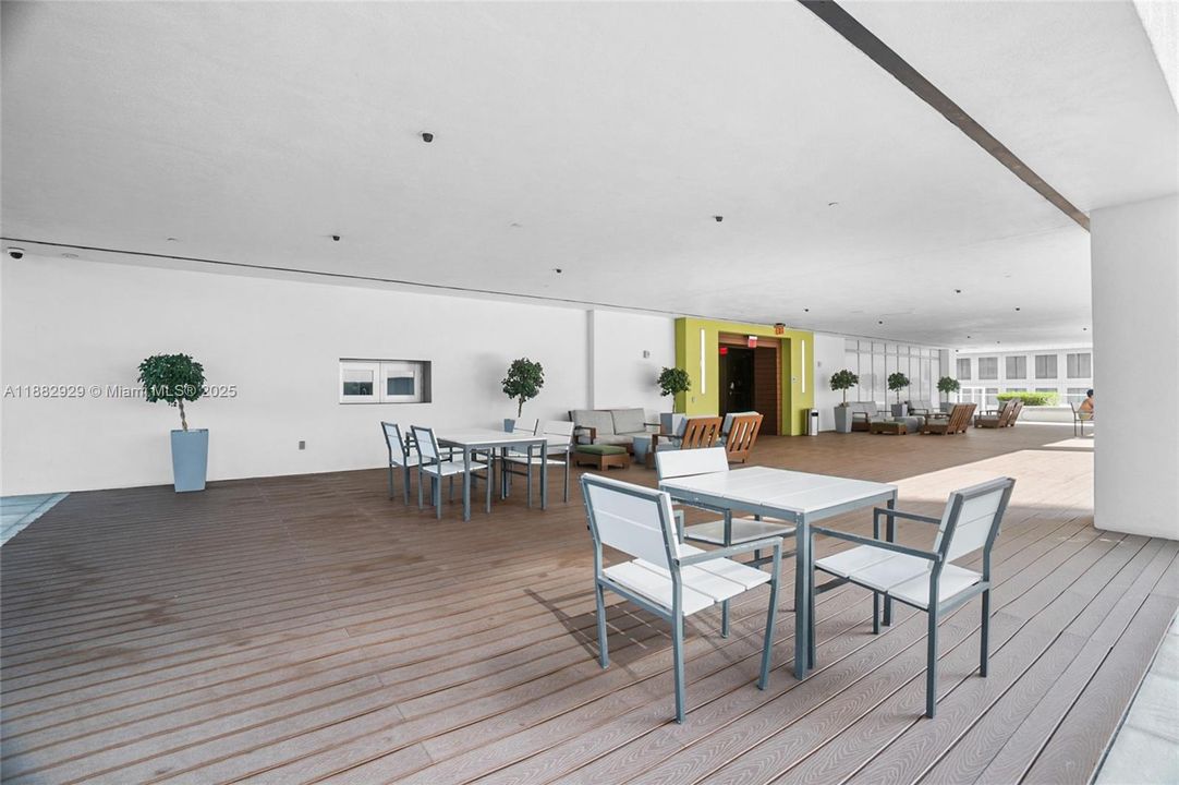 Active With Contract: $1,100,000 (3 beds, 3 baths, 1494 Square Feet)