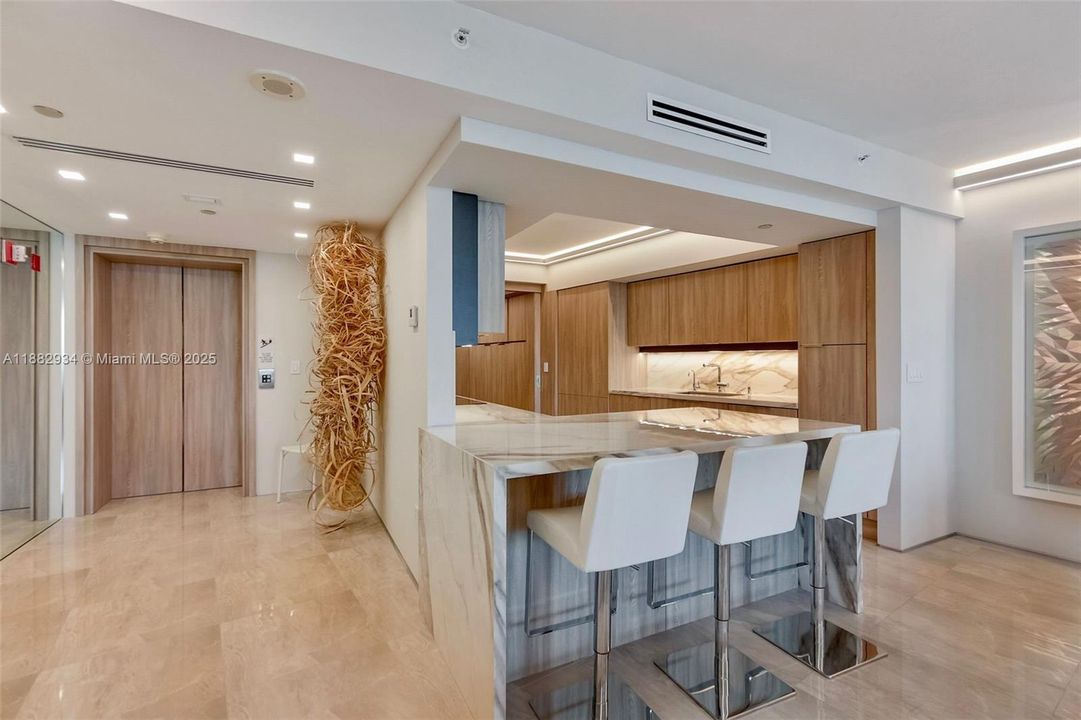 На продажу: $2,100,000 (1 спален, 2 ванн, 1370 Квадратных фут)