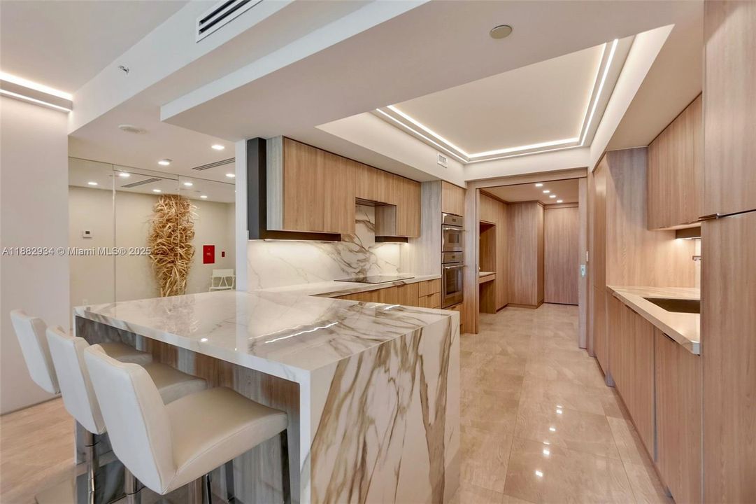 На продажу: $2,100,000 (1 спален, 2 ванн, 1370 Квадратных фут)