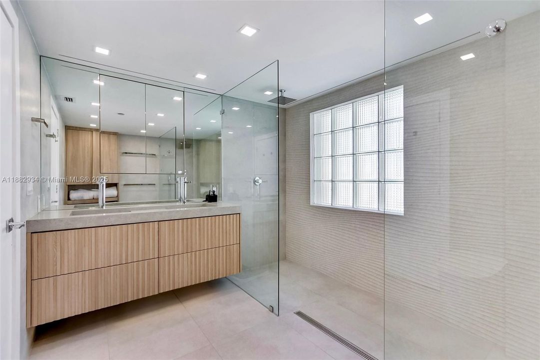 На продажу: $2,100,000 (1 спален, 2 ванн, 1370 Квадратных фут)