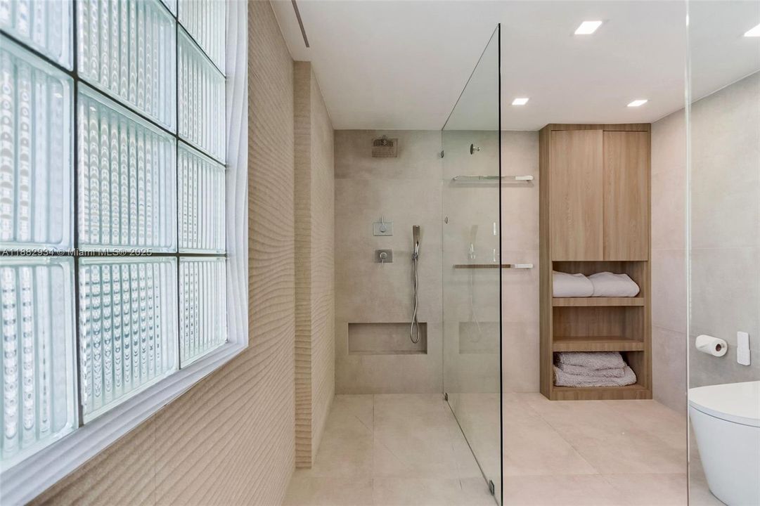 На продажу: $2,100,000 (1 спален, 2 ванн, 1370 Квадратных фут)