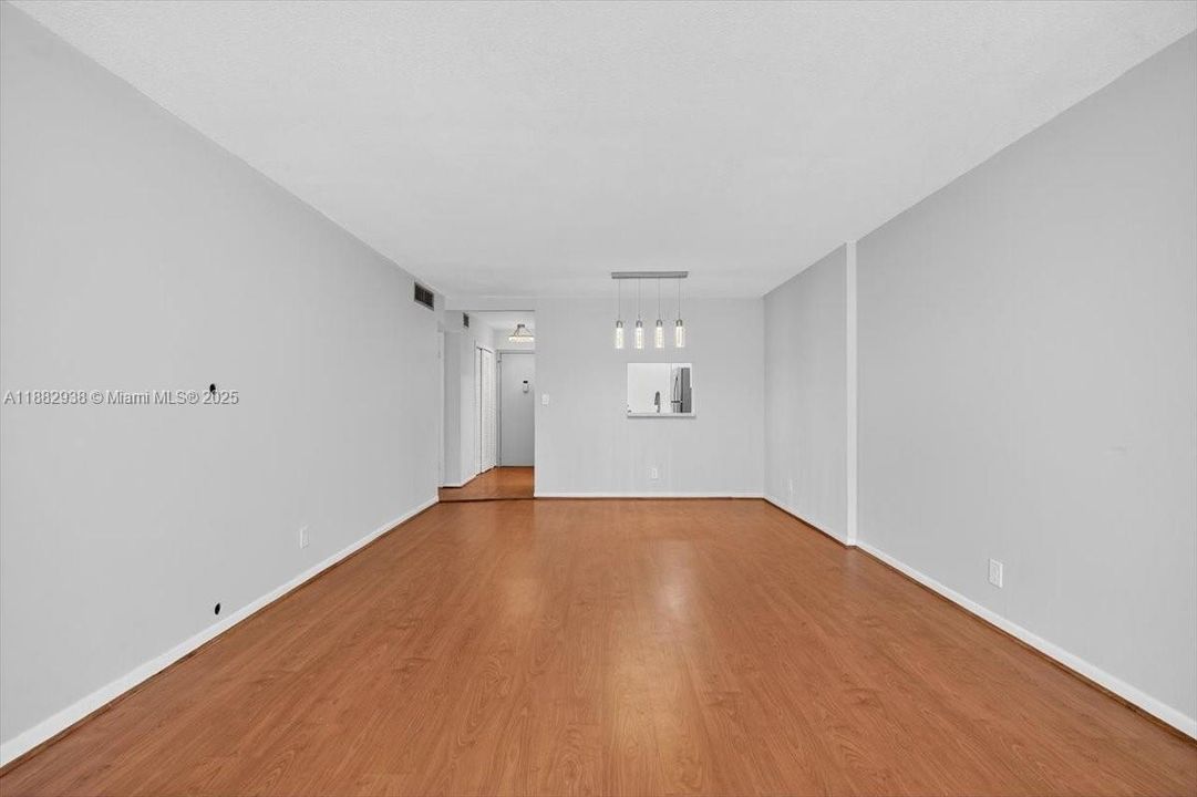 合同活跃: $135,000 (1 贝兹, 1 浴室, 730 平方英尺)