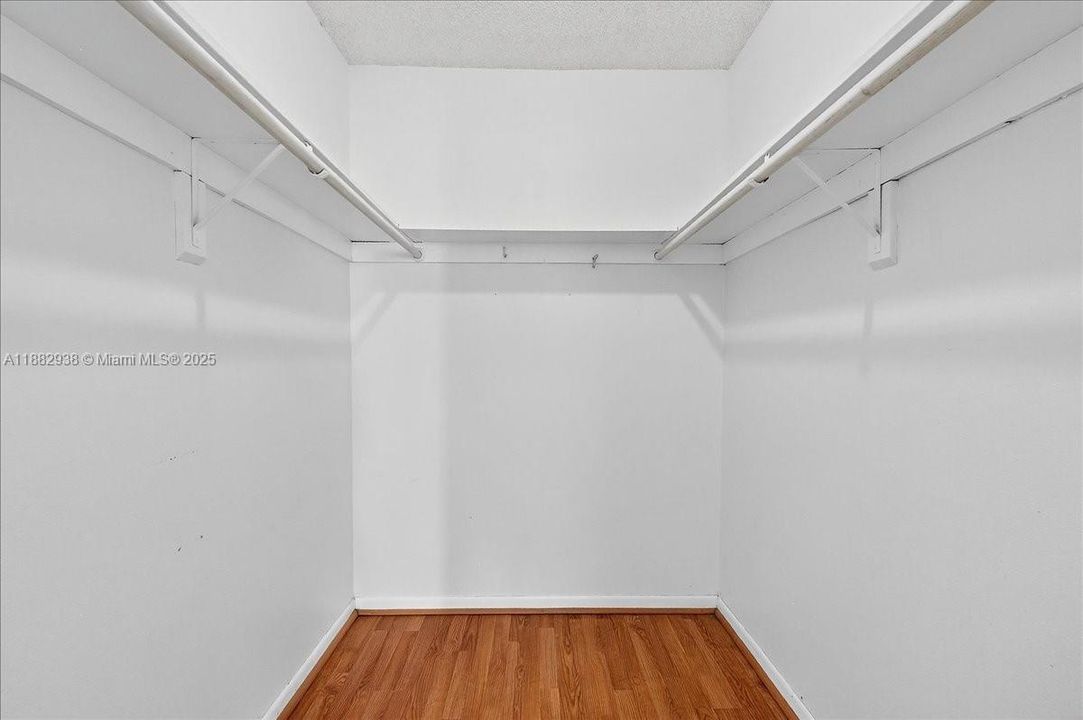 合同活跃: $135,000 (1 贝兹, 1 浴室, 730 平方英尺)