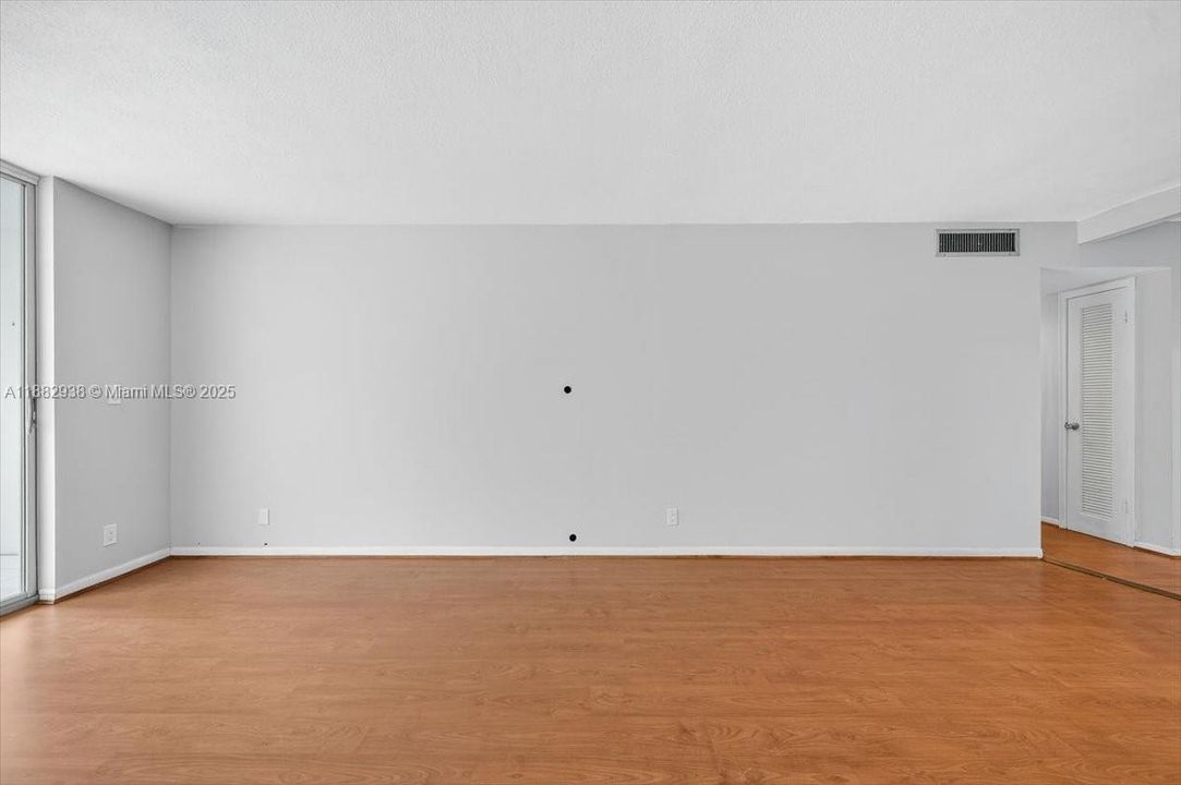 合同活跃: $135,000 (1 贝兹, 1 浴室, 730 平方英尺)