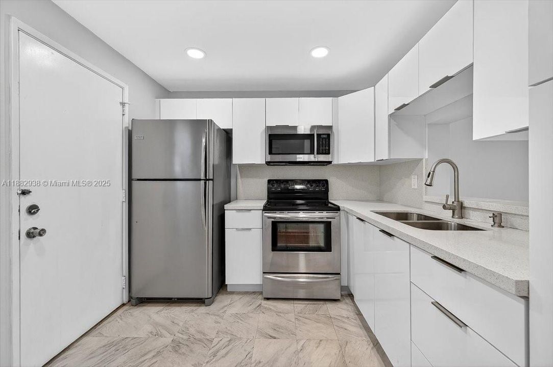 合同活跃: $135,000 (1 贝兹, 1 浴室, 730 平方英尺)