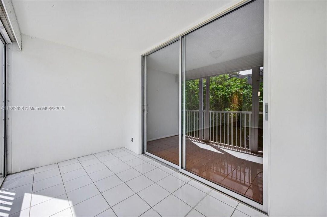 合同活跃: $135,000 (1 贝兹, 1 浴室, 730 平方英尺)