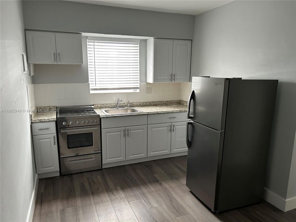 合同活跃: $1,600 (0 贝兹, 1 浴室, 420 平方英尺)