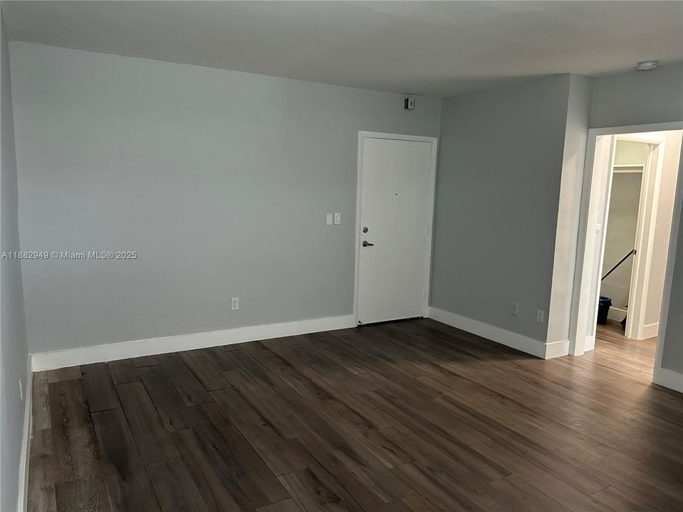 合同活跃: $1,600 (0 贝兹, 1 浴室, 420 平方英尺)