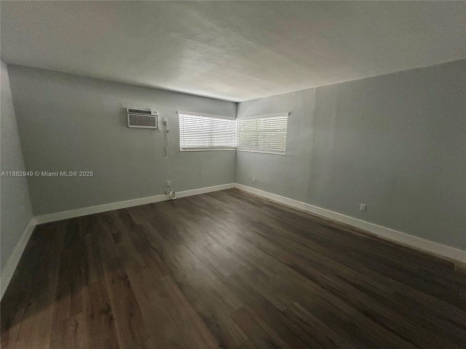 合同活跃: $1,600 (0 贝兹, 1 浴室, 420 平方英尺)