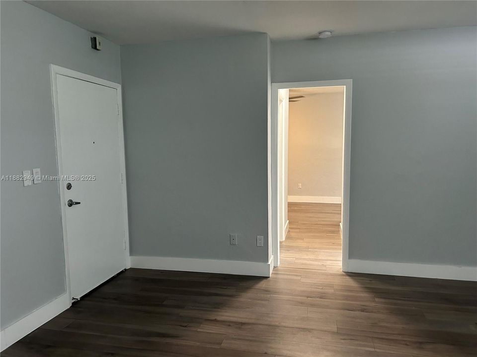 合同活跃: $1,600 (0 贝兹, 1 浴室, 420 平方英尺)