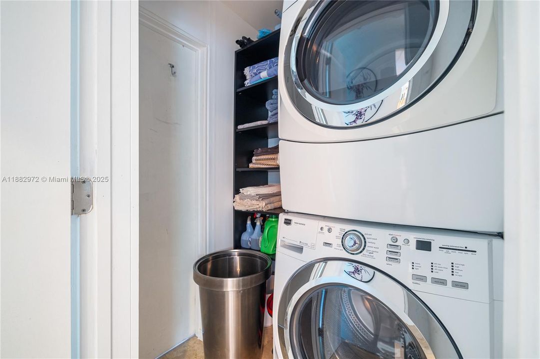 Active With Contract: $6,950 (3 beds, 3 baths, 1438 Square Feet)