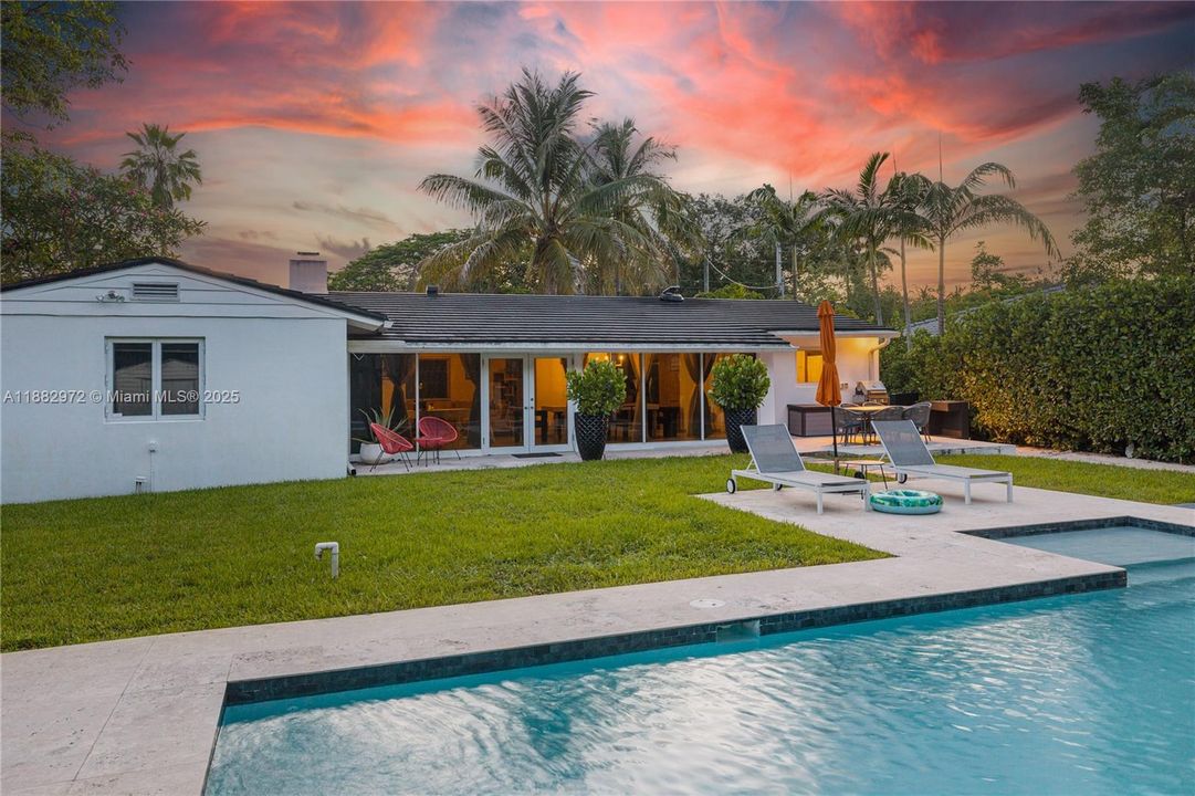 Active With Contract: $6,950 (3 beds, 3 baths, 1438 Square Feet)