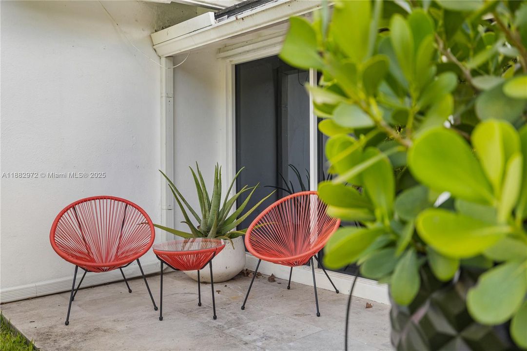 Active With Contract: $6,950 (3 beds, 3 baths, 1438 Square Feet)