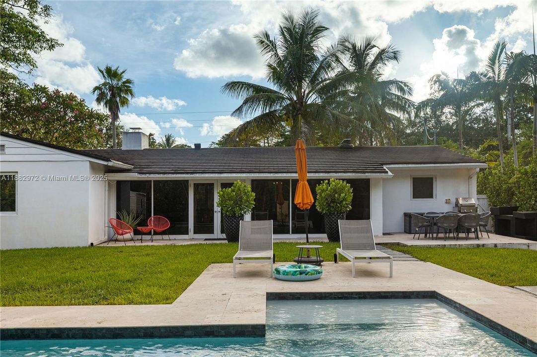 Active With Contract: $6,950 (3 beds, 3 baths, 1438 Square Feet)