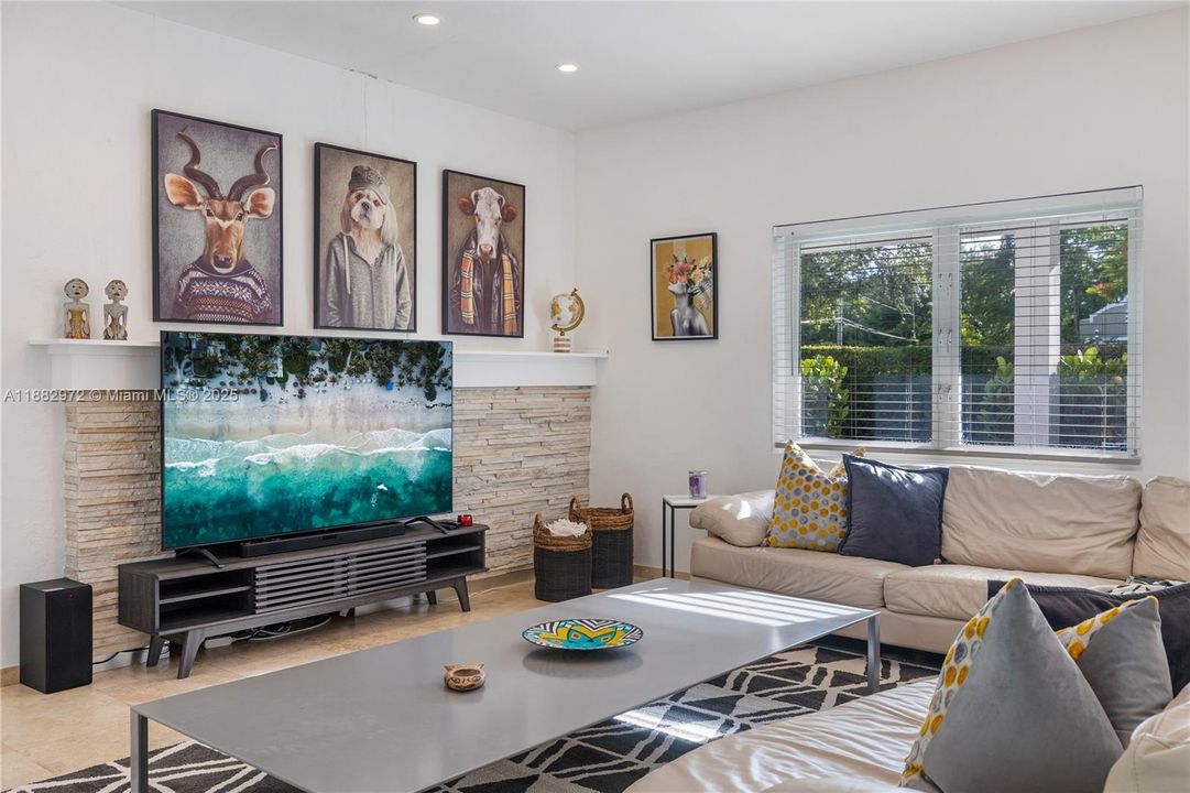 Active With Contract: $6,950 (3 beds, 3 baths, 1438 Square Feet)