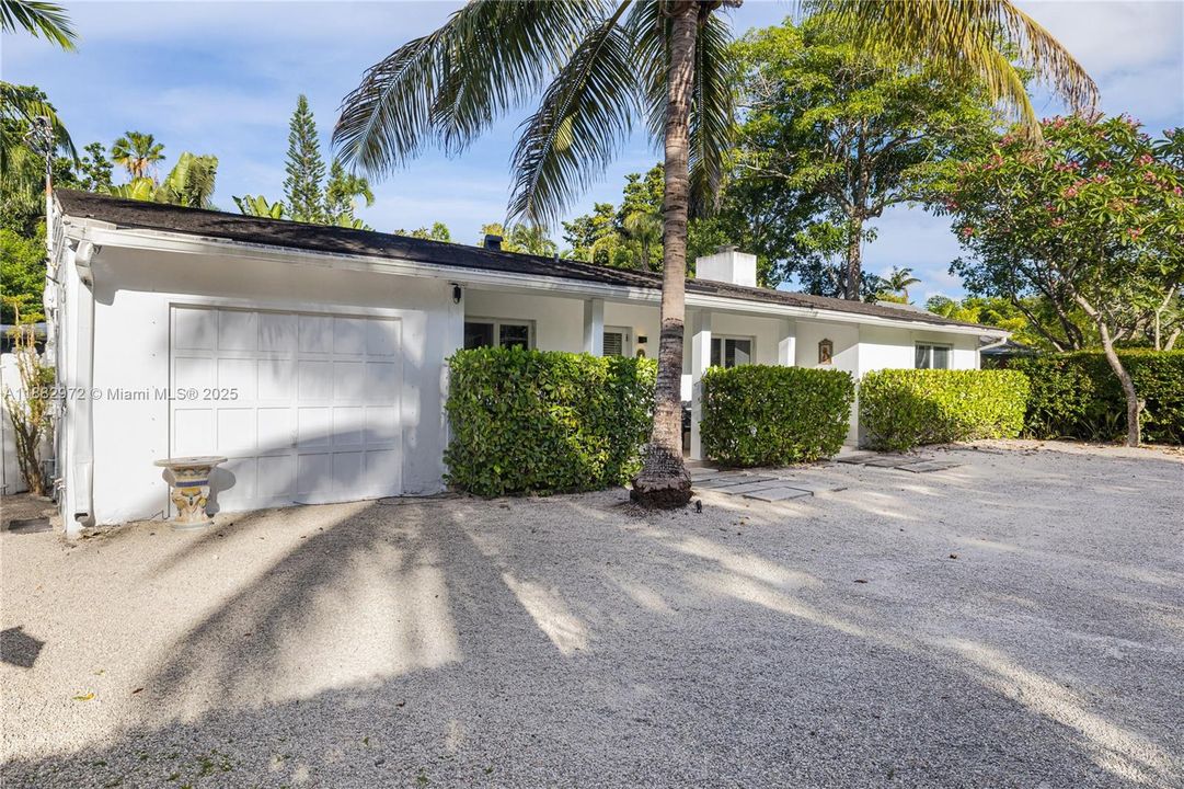 Active With Contract: $6,950 (3 beds, 3 baths, 1438 Square Feet)