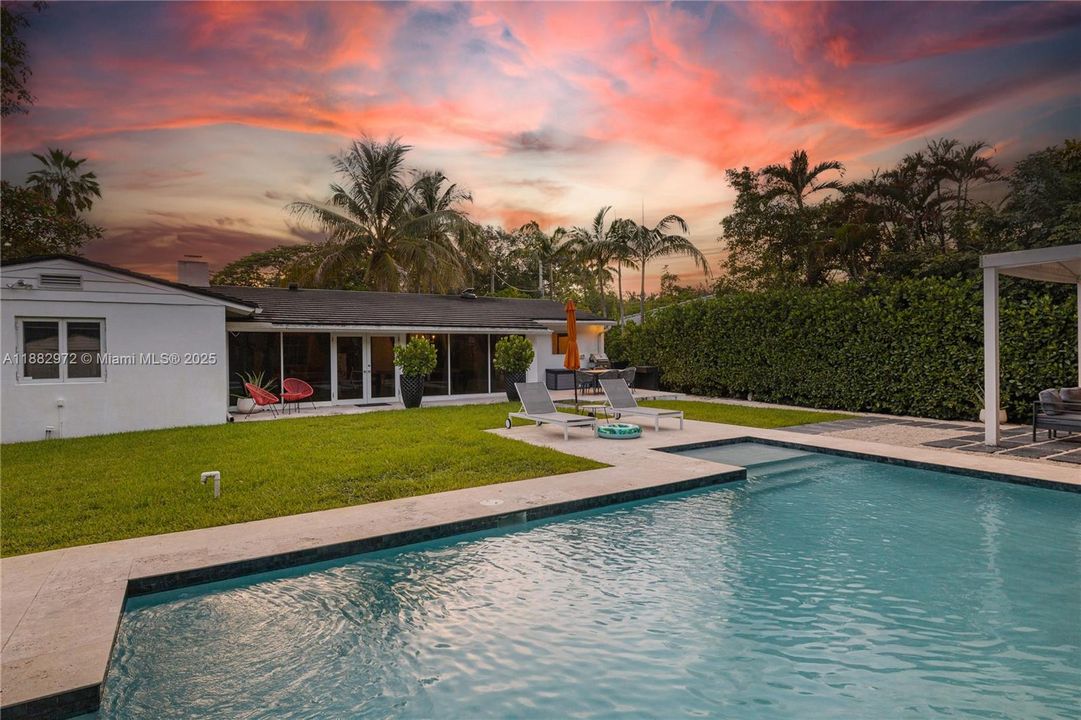 Active With Contract: $6,950 (3 beds, 3 baths, 1438 Square Feet)