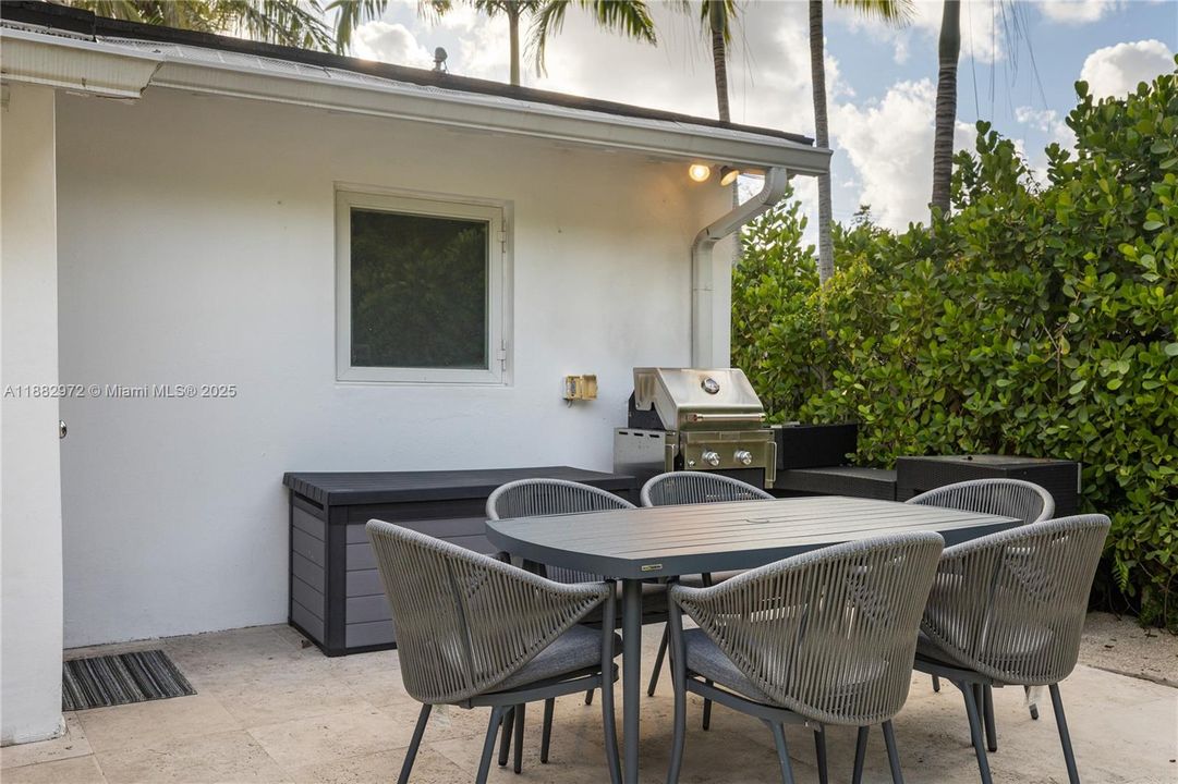 Active With Contract: $6,950 (3 beds, 3 baths, 1438 Square Feet)