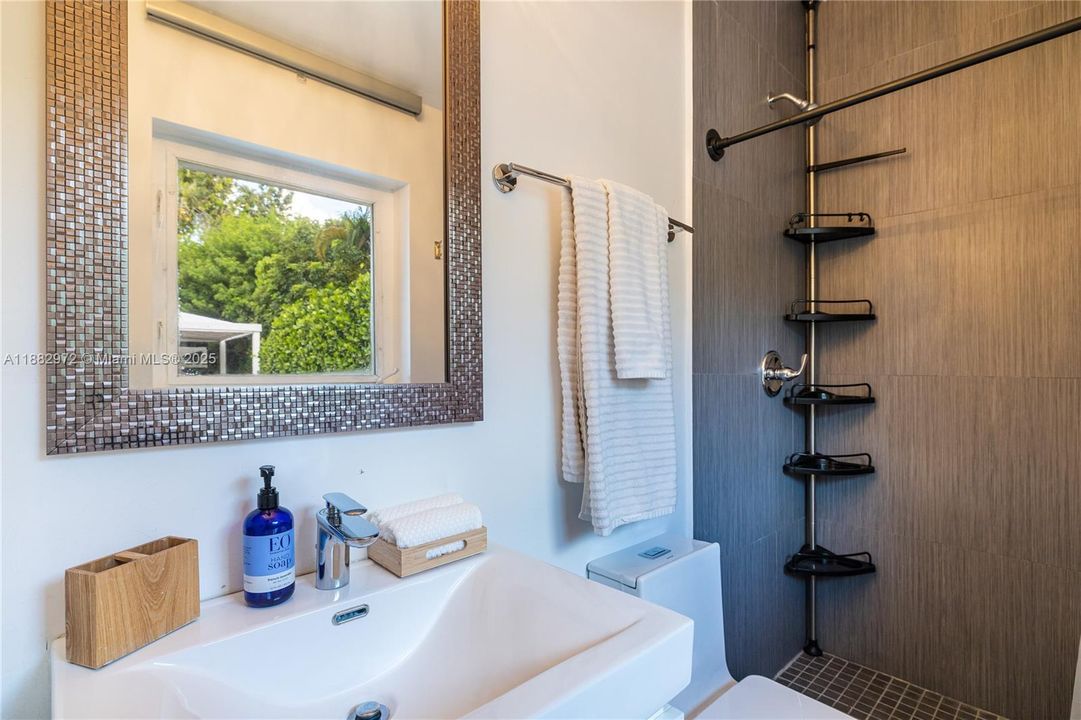 Active With Contract: $6,950 (3 beds, 3 baths, 1438 Square Feet)