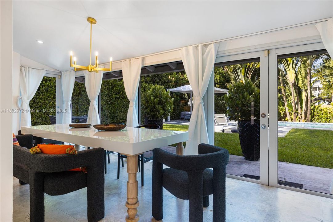 Active With Contract: $6,950 (3 beds, 3 baths, 1438 Square Feet)