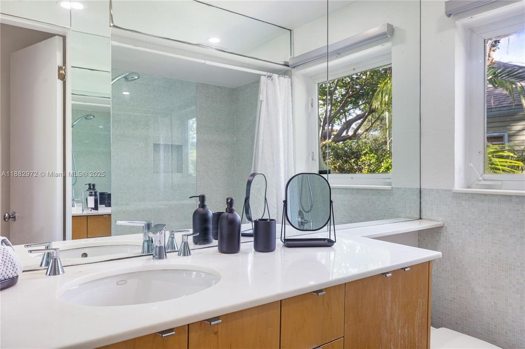 Active With Contract: $6,950 (3 beds, 3 baths, 1438 Square Feet)