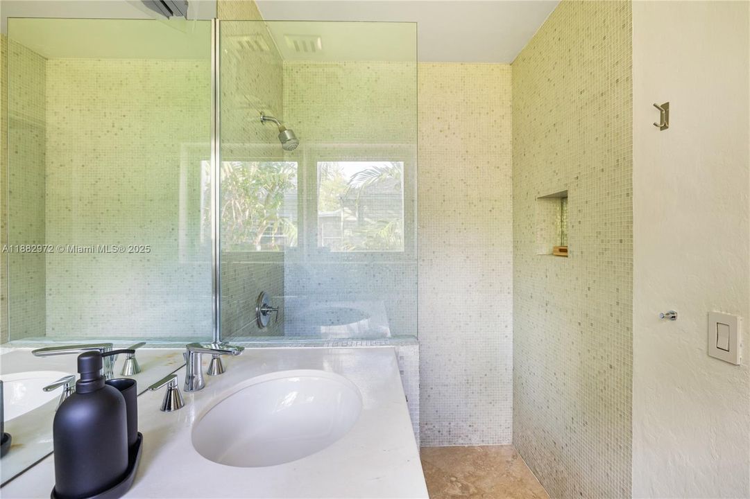 Active With Contract: $6,950 (3 beds, 3 baths, 1438 Square Feet)