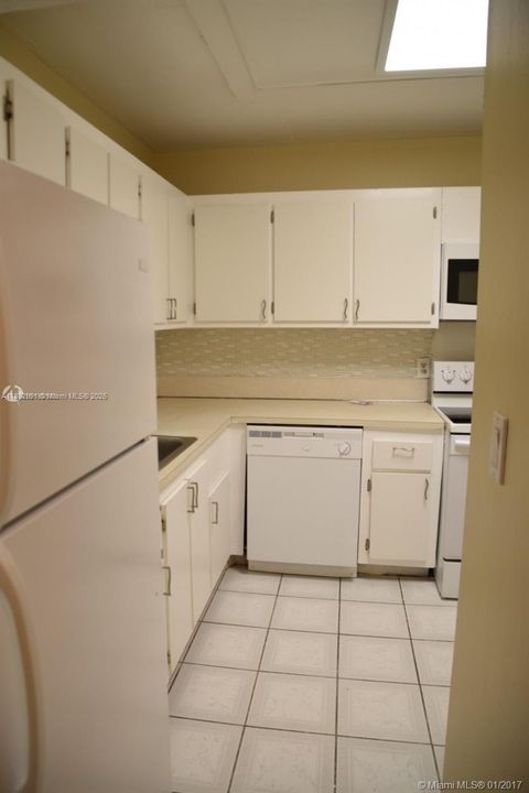 Под контрактом: $1,250 (1 спален, 1 ванн, 790 Квадратных фут)