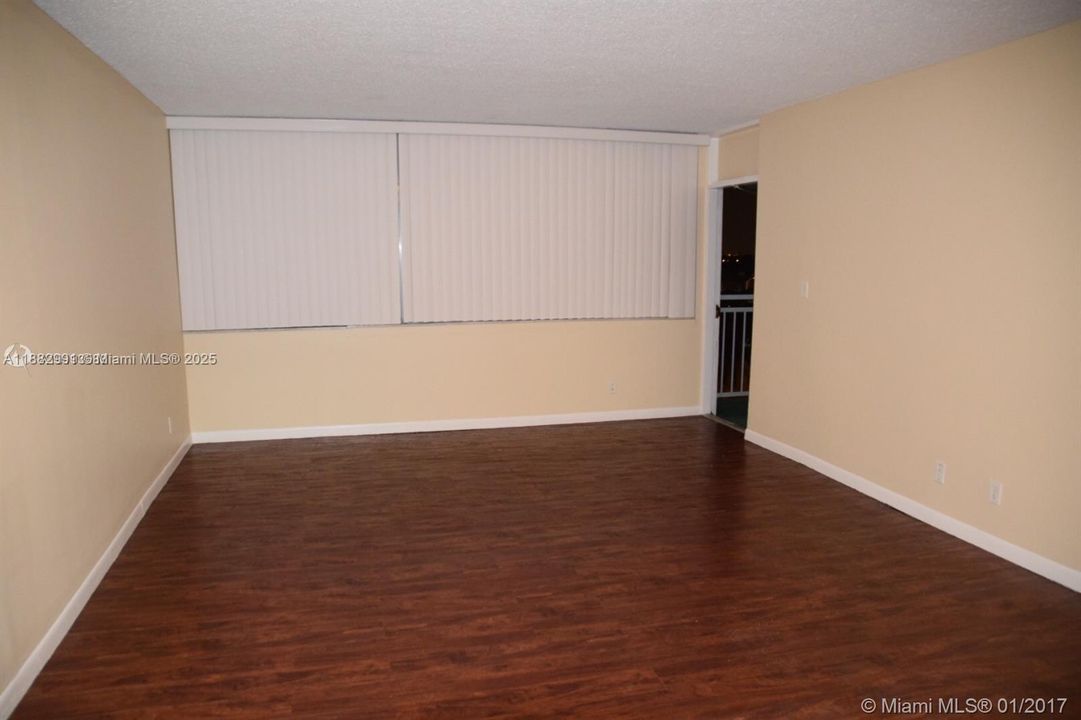 Под контрактом: $1,250 (1 спален, 1 ванн, 790 Квадратных фут)