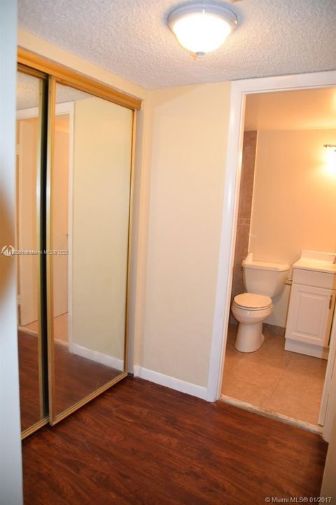 Под контрактом: $1,250 (1 спален, 1 ванн, 790 Квадратных фут)